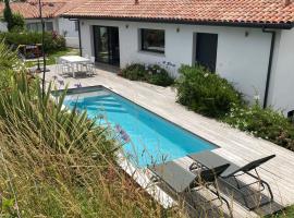 Villa avec piscine privée, vue sur mer et plage à pied 800m，位于圣让-德吕兹的度假屋