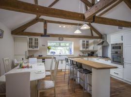 Stunning Barn Conversion next to Horse Field sleeps 10，位于莫珀斯的酒店