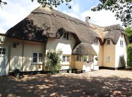 Beautiful Character 5 Bedroom Dorset Thatched Cottage - Great Location - Garden - Parking - Fast WiFi - Smart TV - Newly decorated - sleeps up to 10! Only 18 mins drive to Sandbanks Beach! Close to Bournemouth & Poole，位于温伯恩大教堂的酒店