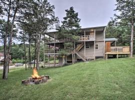 Lakeside Blue Eye Escape with Game Room and Hot Tub!，位于Blue Eye的酒店