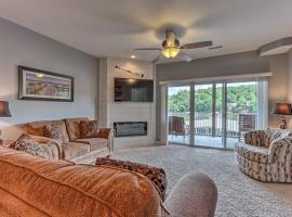 Lake View, Pool Access Idyllic Camdenton Condo!，位于卡姆登顿的酒店
