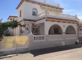 4 Bed 3 Bath Villa Sleeps 8, Pool Wifi Tv Close to Beach Restaurants and Shops