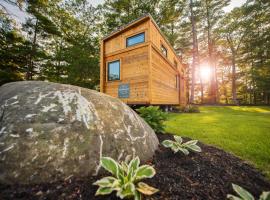 Tuxbury Pond Camping Resort Tiny House Emerson，位于南安普敦的小屋