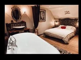 Appartement romantique parisien, baignoire rétro au pied du lit