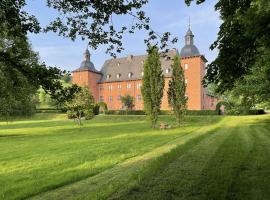 Ferienwohnungen Jagdschloss Adolphsburg，位于基希洪德姆的家庭/亲子酒店