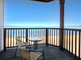 Beachside 216 with Pool Hot Tub and Private Deck Overlooking East Bay，位于特拉弗斯城的酒店