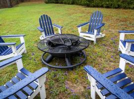 Cedar Creek Cottage Close to Downtown Traverse City Beaches and the TART Trail，位于Cedar的酒店