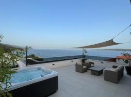 Exclusive Seafront Suite with jacuzzi，位于萨瓦拉的带按摩浴缸的酒店