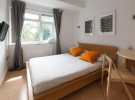 Tooting Rooms & Studio by PrimeCityHosts