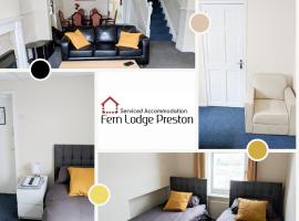 4 Bedroom House at Fern Lodge Preston Serviced Accommodation - Free WiFi & Parking，位于普雷斯顿的酒店