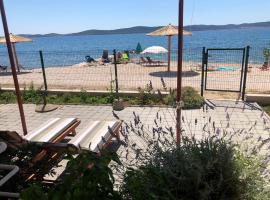 Beautiful house by the sea 5 minutes from Zadar，位于比比涅的酒店