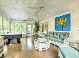 Kentucky Lake House with a Great Outdoor Space!，位于Gilbertsville的酒店