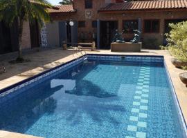 Suítes Verano Ubatuba - NOVAS - Bairro de Itaguá com piscina，位于乌巴图巴的带泳池的酒店