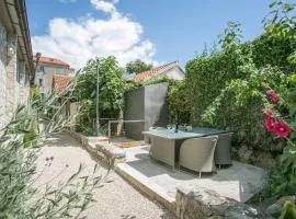 Absolutely perfect location minutes from old Town