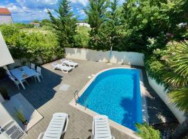 Private pool and Mediterranean garden apt Mia，位于希洛的酒店