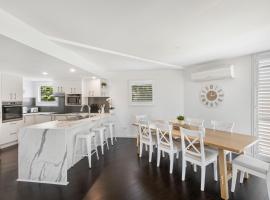 Castaway Cove Beachfront Home by Stay Noosa，位于Marcus Beach的酒店