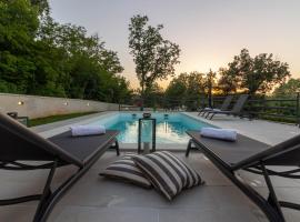 Beautiful villa Foska with private Pool near the beach，位于马尔卡纳的度假屋