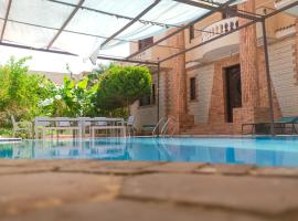 4 Bedroom superior family villa with private pool, 5 min from beach Abu Talat，位于亚历山大的酒店
