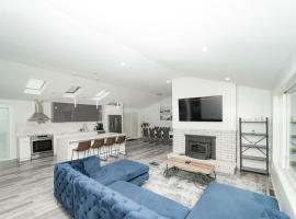 Modern home with a private Heated pool and jacuzzi，位于哈姆登的酒店