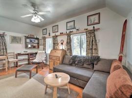 Half-Mi to Trails Rustic Soda Springs Cabin!，位于Soda Springs的酒店
