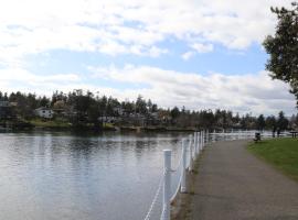 Victoria Gorge Waterway Vacation Home，位于维多利亚Naval & Military Museum - CFB Esquimalt附近的酒店