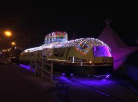 The WOODEN LODGE NO 1 AT THE BALTIC CAINS BREWERY，位于利物浦的木屋