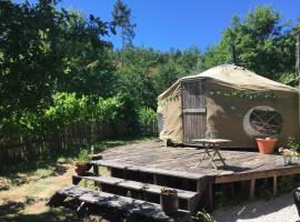 Star Gazing Luxury Yurt with RIVER VIEWS, off grid eco living，位于Vale do Barco的豪华帐篷