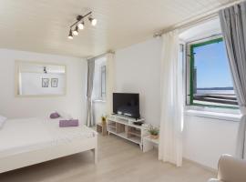 Apartment Petric，位于赫瓦尔斯提潘斯卡海滩附近的酒店