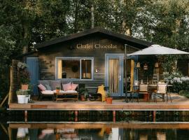 Chalet in Geel in quiet location by the water，位于赫尔的木屋