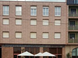 HOTEL LAGO，位于阿罗萨新镇的酒店