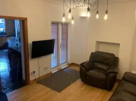 Big 6 bed house w/ 5 double beds WIFI and Netflix