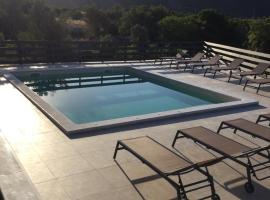 Villa Orhideja，位于茨雷斯的带泳池的酒店