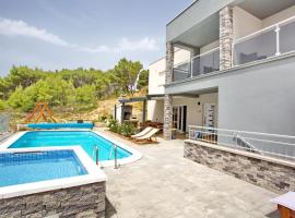 Villa Sara with Sea View and Private Heated Pool，位于奥米什的酒店