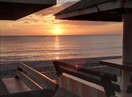 海滨海滩度假村，位于莫龙的宠物友好酒店