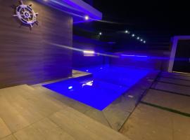 Platinum plus mirbat，位于塞拉莱的带泳池的酒店