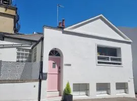 Quirky Seaside Family Cottage walk to the waves!