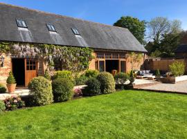 Grade 2 Listed Barn on the edge of Bournemouth and the New Forest，位于伯恩茅斯机场 - BOH附近的酒店