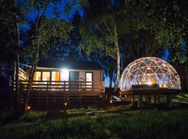 JURA GLAMP luksusowe całoroczne domki na wyłączność KOPUŁY IGLOO taras ogród，位于Wola Kalinowska的酒店