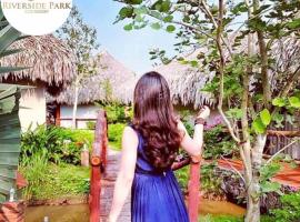 Riverside Park Eco Resort，位于永隆的带泳池的酒店