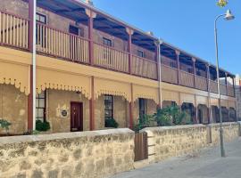 Warders Cottage: Iconic Cottage in the Heart of Freo，位于弗里曼特的别墅