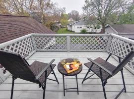 Historic w/deck, king bed & air by Lake Michigan