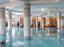 Thalazur Saint Jean de Luz - Hôtel & Spa，位于圣让-德吕兹的带按摩浴缸的酒店