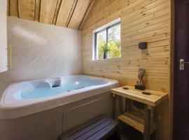 Woodlands Family Retreat Windermere with Hot Tub and Sauna，位于温德米尔的酒店