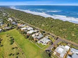 SALTWATER HOUSE - Opposite the beach and views over the lake!