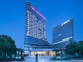 武汉光谷皇冠假日酒店，位于武汉华中科技大学附近的酒店