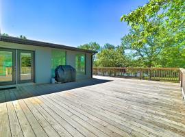 Bright Apartment with Deck and Old Hickory Lake Access，位于莱巴嫩的度假短租房