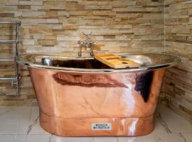 Relax in Super Size Copper Tub - 2 bedroom villa，位于因弗内斯的公寓