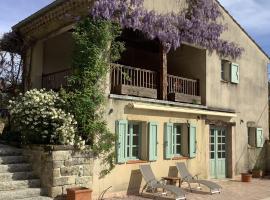 Courtyard Gite with very large shared pool，位于卡斯特尔的酒店