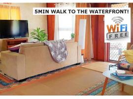 WOODY Pt - AMAZING 1970's SHARE HOUSE BY THE SEA-4 rooms available!，位于Woody Point的酒店