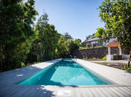 Quinta do Abacate - Glamping Park，位于英雄港的带按摩浴缸的酒店